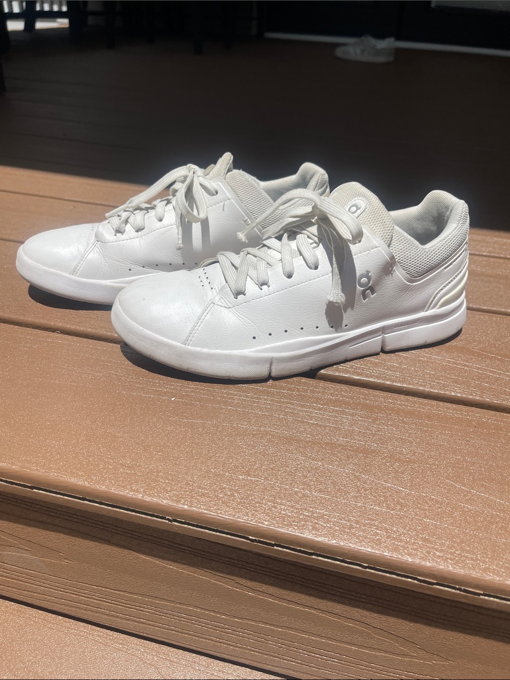 On cloud Ons  Roger White Leather Low-Top Sneakers Roger women’s 9.5